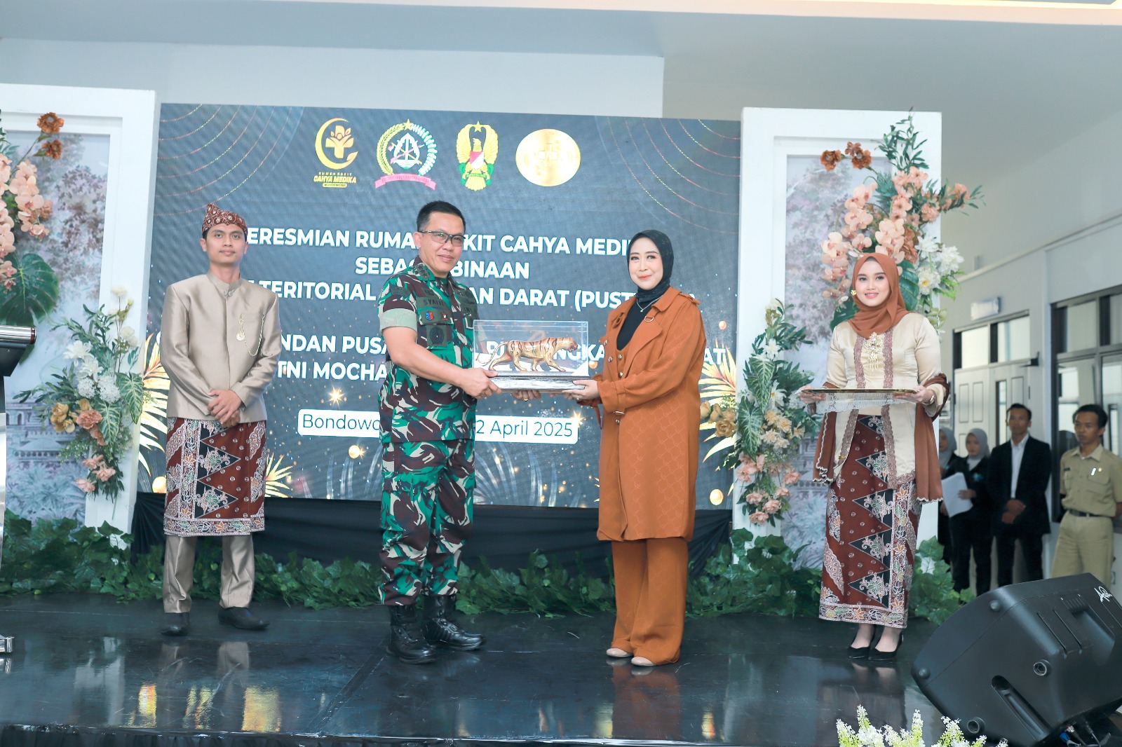 SERAHKAN CINDERAMATA: Komandan Pusat Teritorial Angkatan Darat Letjen TNI Mochamad Syafei Kasno SH MH (kanan) secara simbolis mendapat cinderamata oleh Direktur RS Cahya Medika dr Amanda Cahya