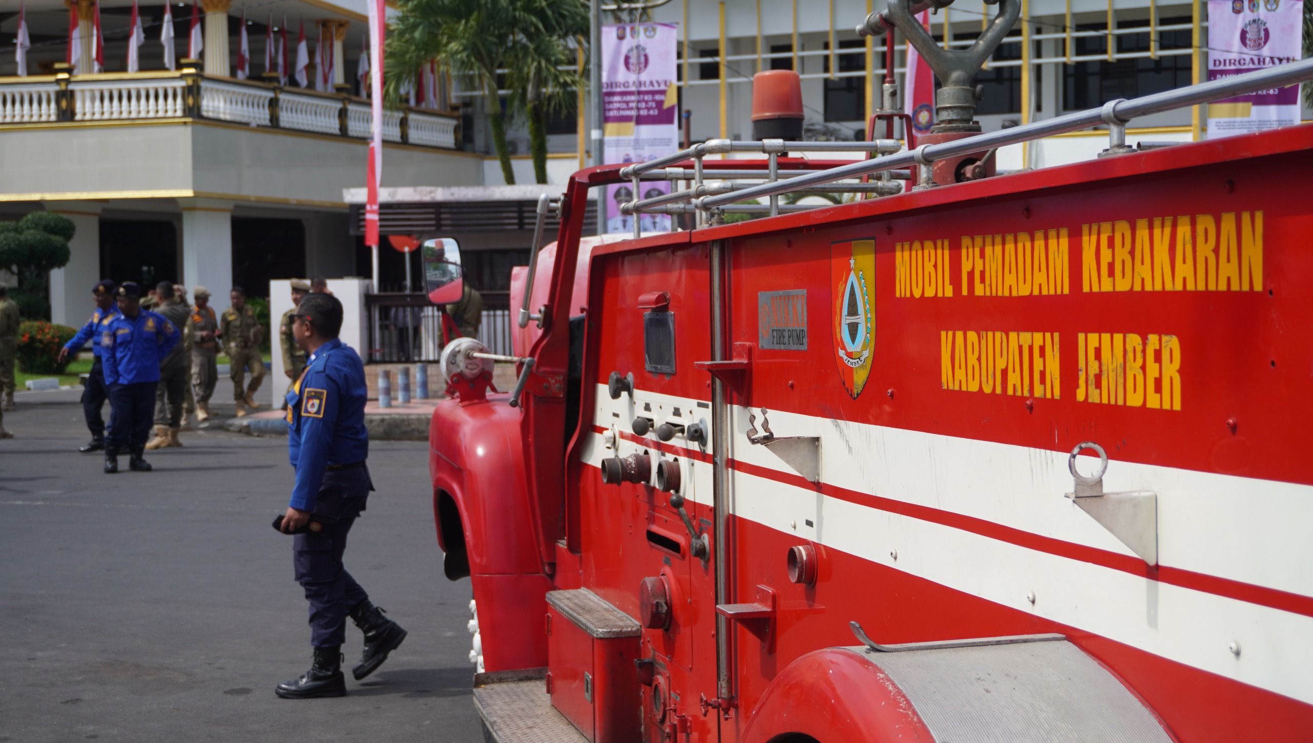 SUDAH UDZUR: Armada Damkar yang dikerahkan saat perayaan HUT ke-106 Damkarhut, di halaman Kantor Pemkab Jember, kemarin (15/4). Meski usianya sudah tak lagi muda, armada ini masih dirasa layak untuk m