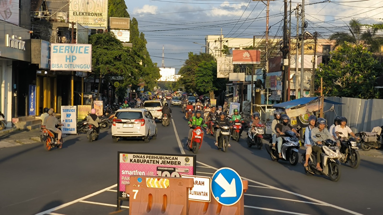 PENGGUNA JALAN: Kondisi Jalan Jawa pada sore hari, tampak terjadi kepadatan lalu lintas. Sejak SSA dicabut, masih dicari solusi terbaik mengurai kemacetan daerah kampus pada jam-jam sibuk. (MEGA/RJ)