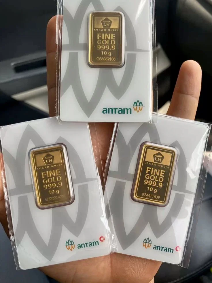 Pada Kamis, 24 April 2025, harga emas di Indonesia mengalami penurunan signifikan di berbagai gerai penjualan. Data terbaru menunjukkan bahwa harga emas batangan, termasuk produk Antam, UBS