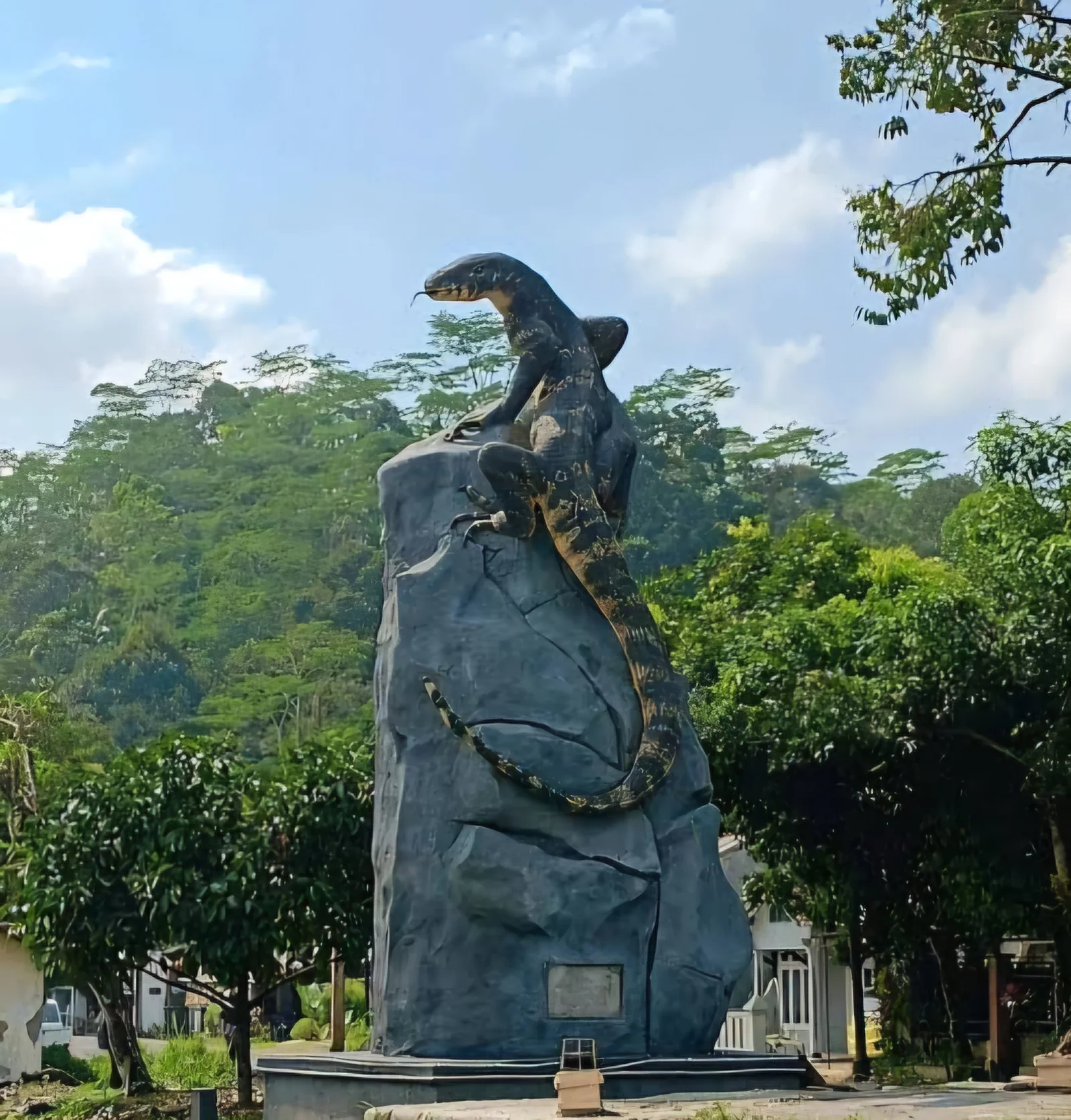 Tugu Biawak, Ikon Baru Wonosobo yang Menyedot Perhatian Publik