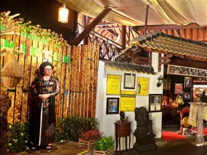 Dari Pedagang ke Ikon Budaya: Kisah Epik Hamzah di Balik House of Raminten & Hamzah Batik