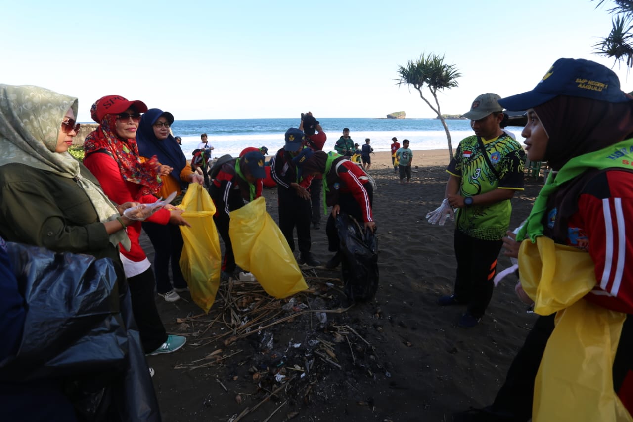 ANTUSIAS: Para peserta bersih-bersih pantai Watu Ulo Ambulu, saat berpartisipasi dalam Gerakan Wisata Bersih (GWB) yang diselenggarakan Jawa Pos Radar Jember. (Dwi Siswanto/RJ)