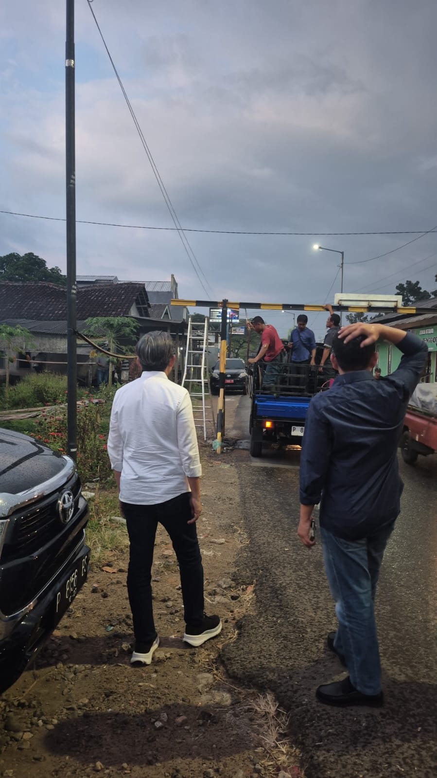 BONGKAR PORTAL: Bupati Jember Muhammad Fawait langsung turun ke lokasi yang dipasang portal oleh PT KAI, karena mengabaikan Pemkab Jember.
