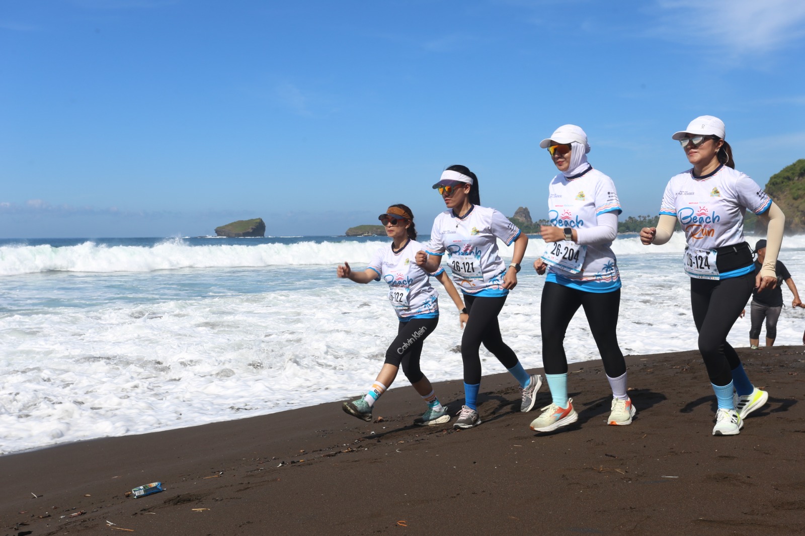 SERU: Acara Watu Ulo Reborn Beach Run 2025 sukses dan menjadi pengalaman berharga para runner, di Pantai Watu Ulo, Minggu (27/4).(Dwi Siswanto/RJ)