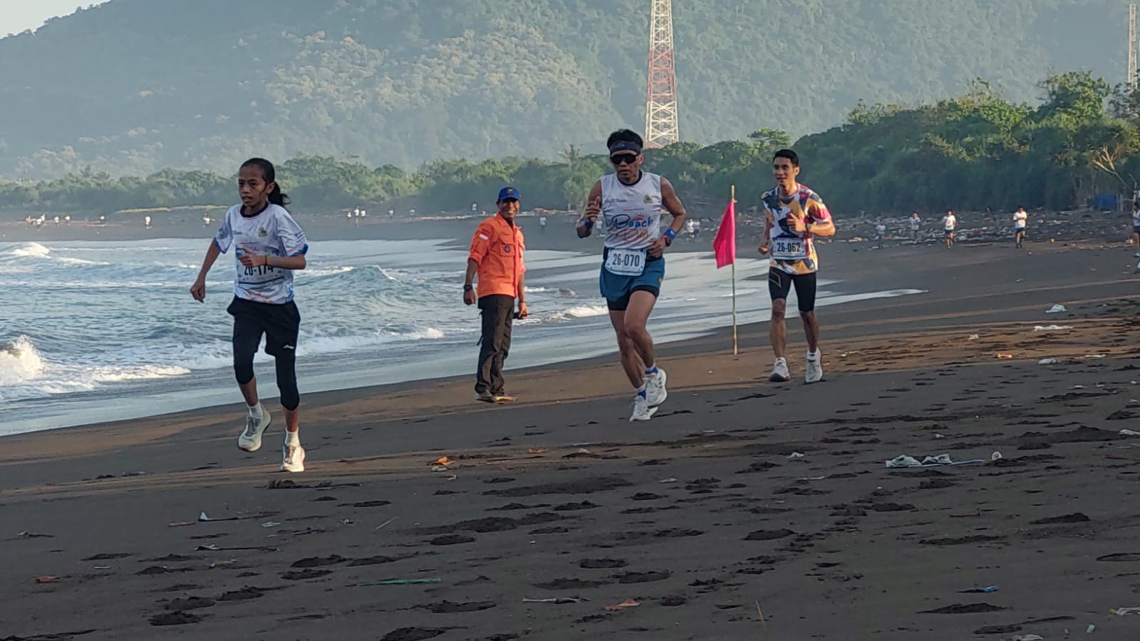 RELAWAN: SAR Rimba Laut ikut mengawasi dan mengawal peserta Watu Ulo Reborn Beach Run 2025, Minggu (27/4).(Jumai/RJ)
