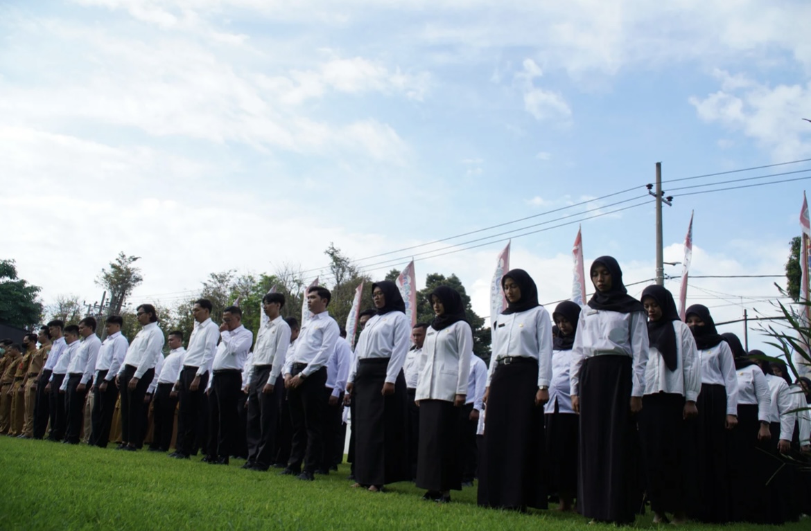 TERIMA: Ratusan calon pegawai negeri sipil (CPNS) di lingkungan Pemkab Lumajang saat menerima SK pengangkatan. (ATIEQSON MAR IQBAL/RAME)