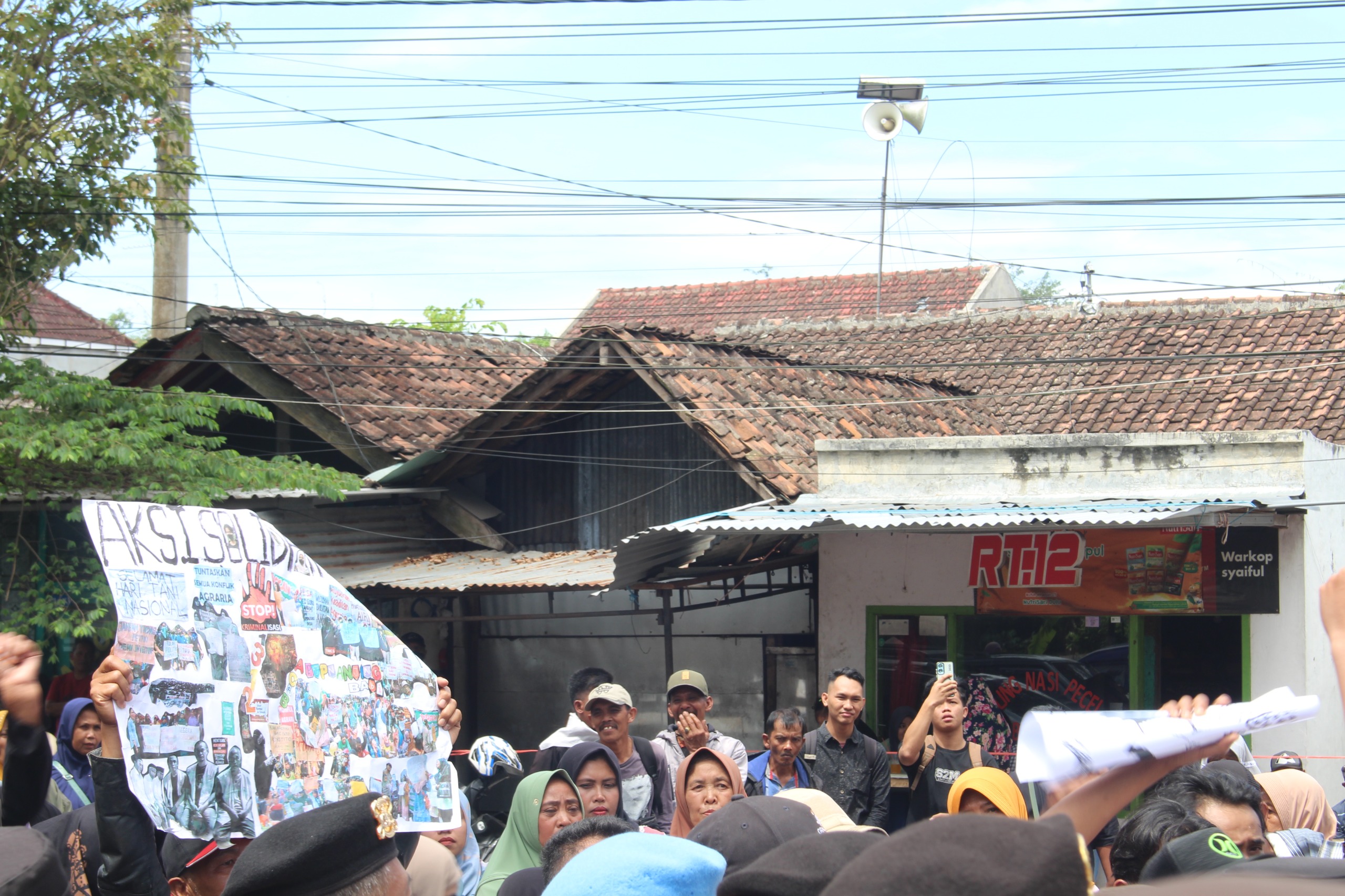 DISERBU DEMONSTRAN: Puluhan warga yang meluruk kantor Pengadilan Negeri (PN) Bondowoso kemarin dalam kasus pengrusakan lahan.