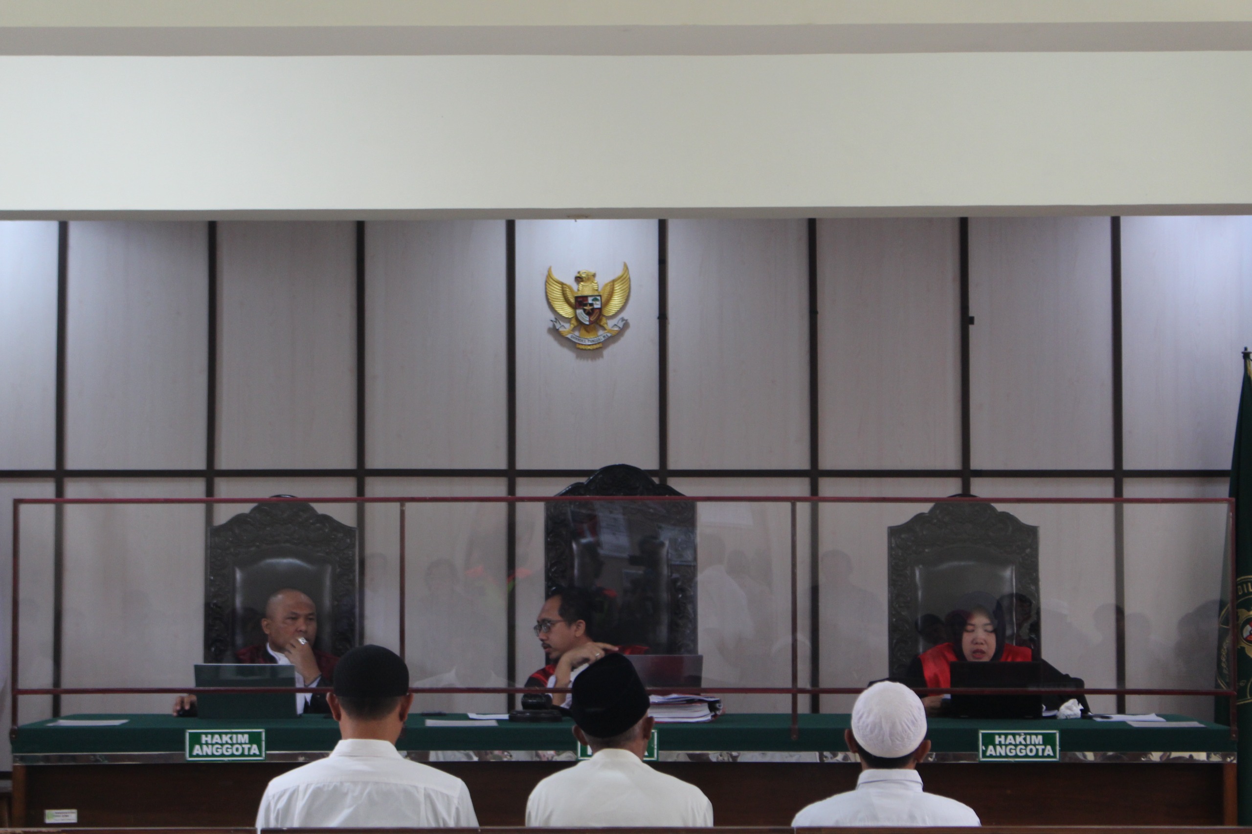 TERTIB: Tiga terdakwa mengikuti sidang putusan di PN Bondowoso, kemarin.