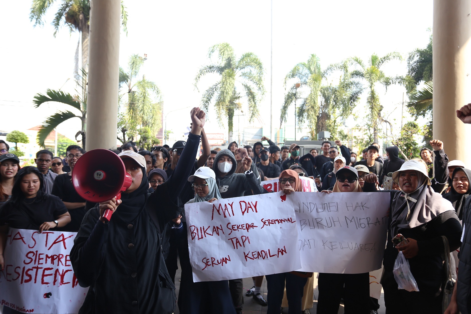 ORASI: Massa aksi May Day suarakan tuntutan di Gedung DPRD Jember, kemarin (1/5). (YULIO FA/RADAR JEMBER)