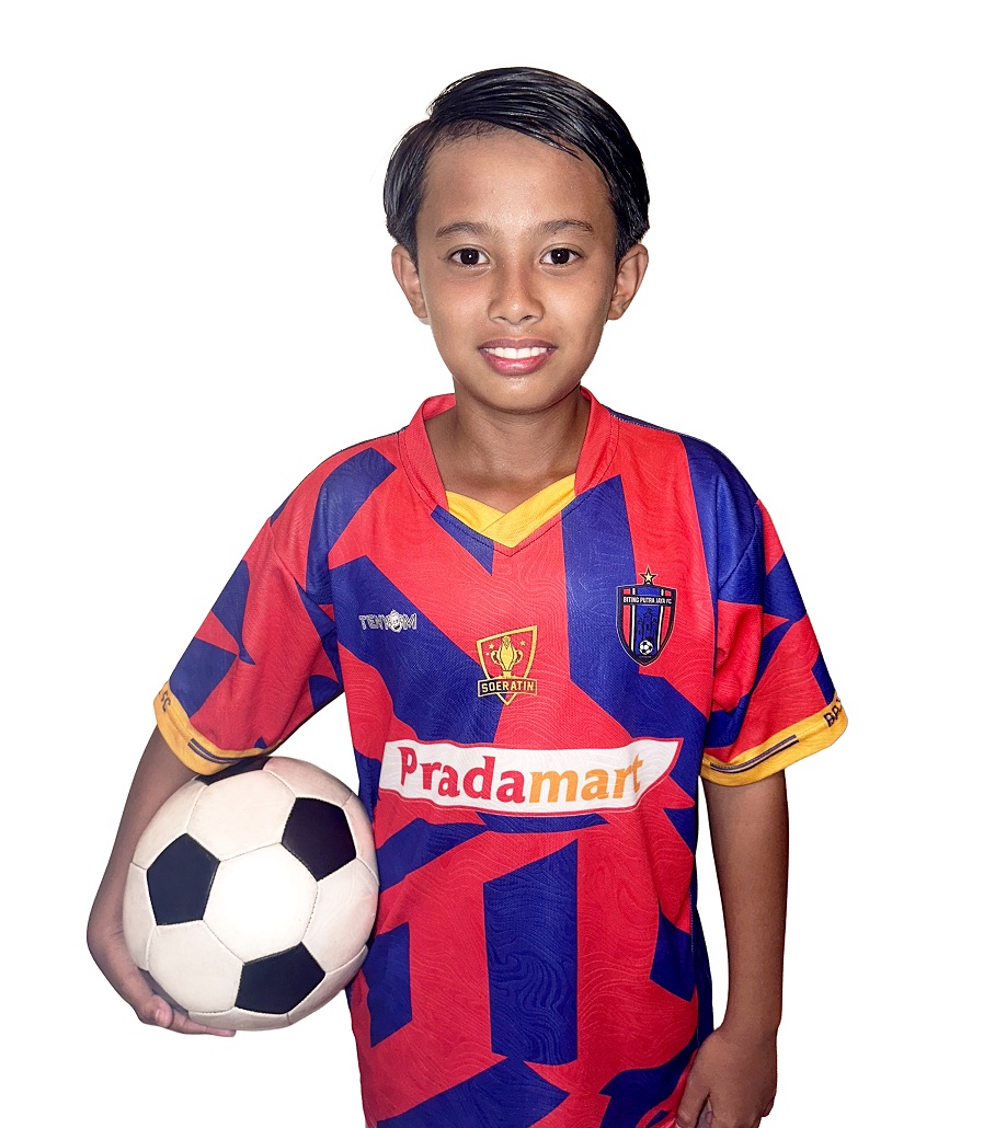 TEKUN: Siswa MI Unggulan Nuris Alif Naufal Pradana tak pernah absen latihan sepak bola, meski setiap hari juga sibuk belajar. (ARIO FARMY PRADANA)