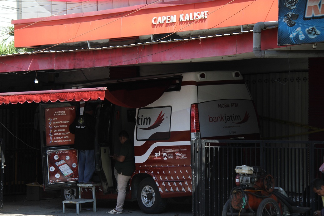 BUKA LAYANAN: Mobil ATM disiapkan Bank Jatim di depan kantor capem Kalisat. (JUMAI/RADAR JEMBER)