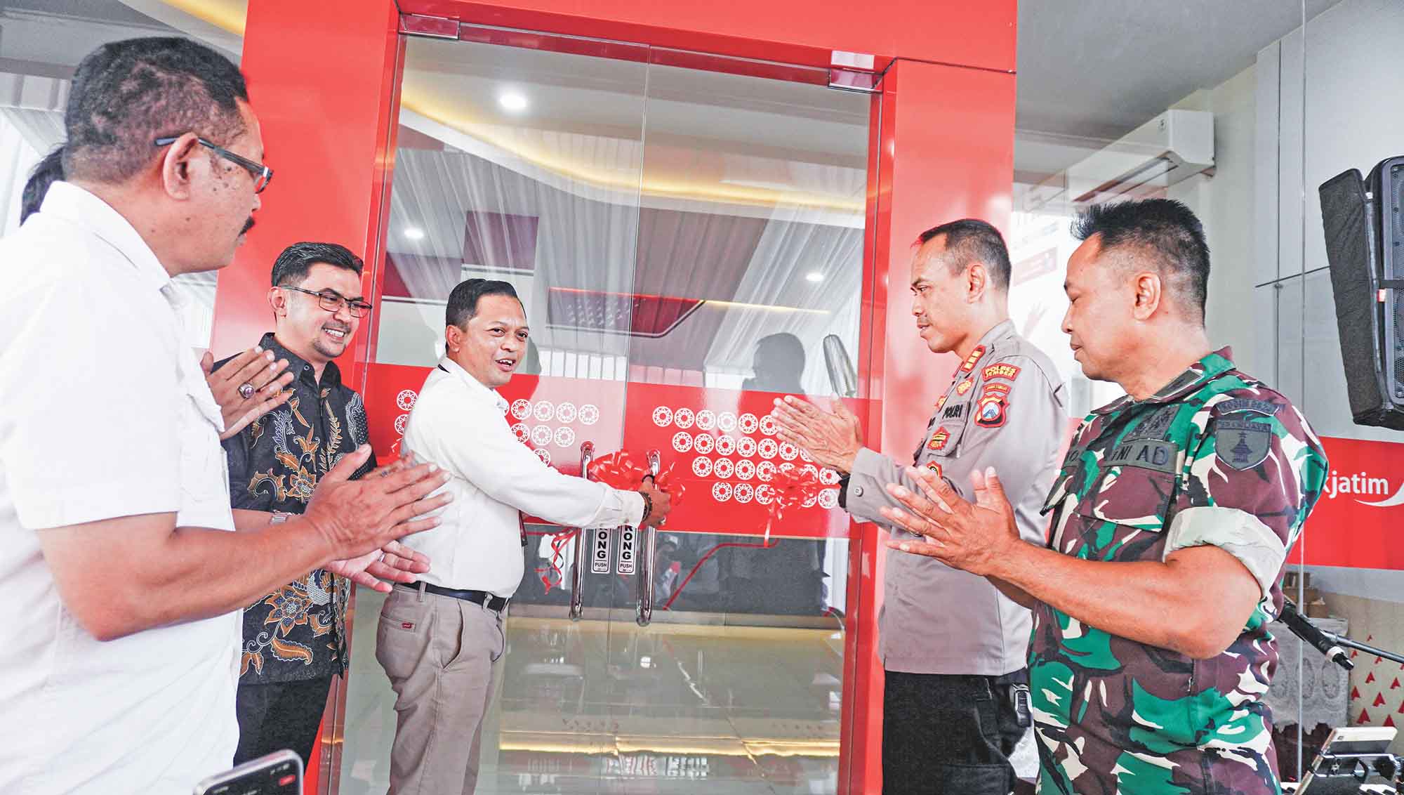 DIRESMIKAN: Rangkaian peresmian kantor fungsional Bank Jatim Cabang Jember di Jenggawah dan Bangsalsari, Rabu (30/4).