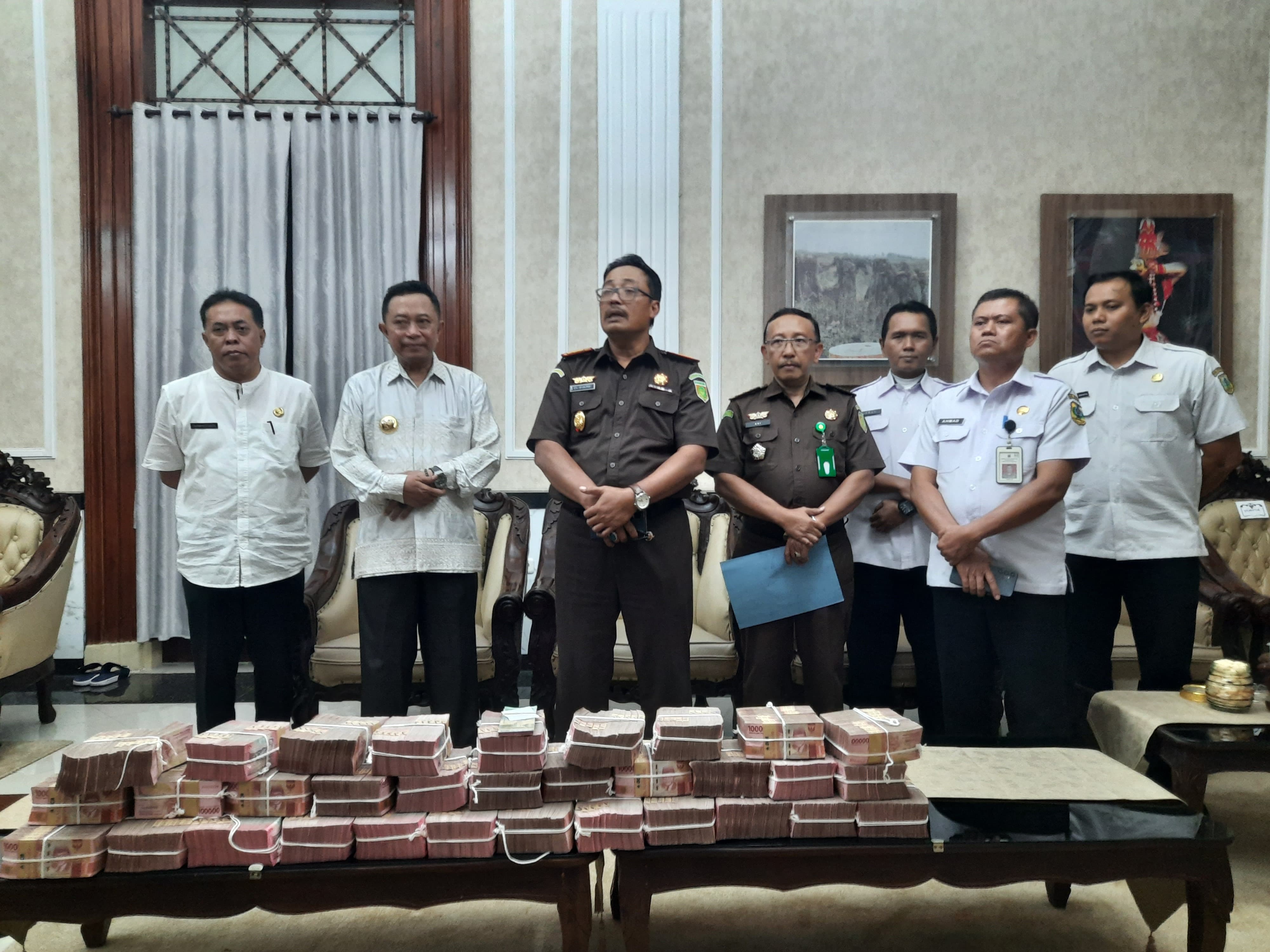 BUKTI TRANSPARANSI: &nbsp;Bupati Bondowoso, bersama Kajari, Inspektur dan beberapa pejabat saat memaparkan progres pengembalian LHP Kades.
