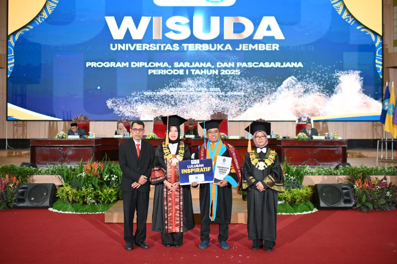 LULUSAN PERTAMA DOKTOR: (Dari kanan ke kiri) Direktur UT Jember Dra. Barokah Widuroyekti, M.Pd., berfoto bersama lulusan pertama doktor dari UT Dr. Muhammad Aan Auliq, S.T., M.T.,