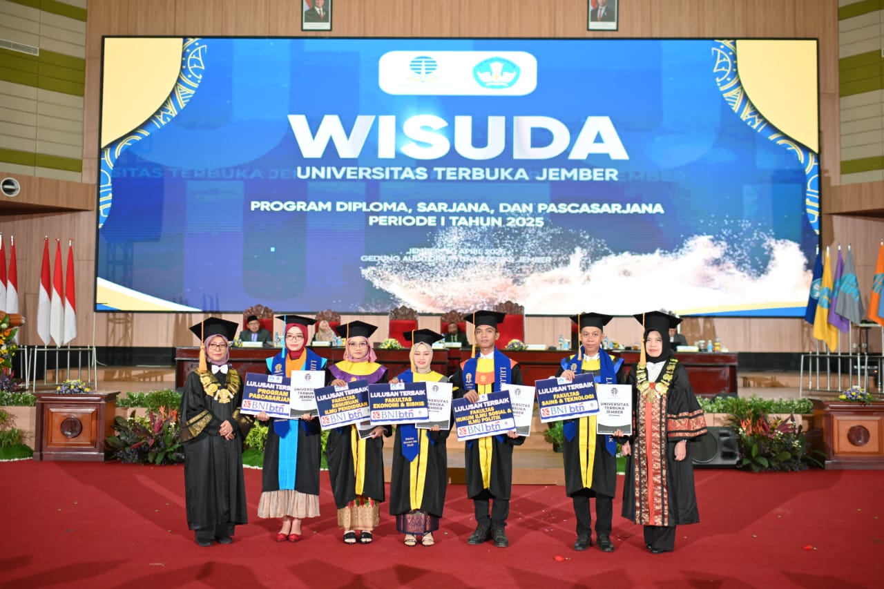 TERBAIK: (Dari kiri ke kanan) Direktur UT Jember Dra. Barokah Widuroyekti, M.Pd. berfoto bersama lima wisudawan terbaik didampingi Dekan Fakultas Hukum, Ilmu Sosial, dan Ilmu Politik