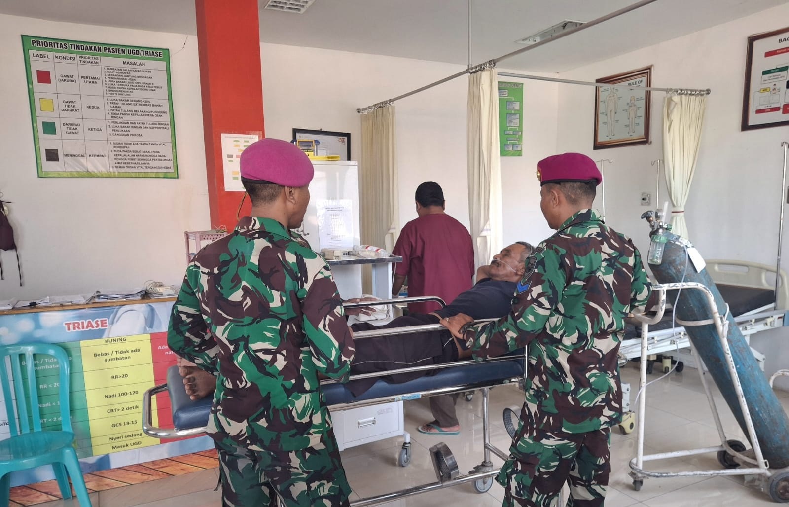 LAKUKAN PROSES EVAKUASI: Personil Satgasmar Pulau Terluar (Puter) Pulau Nusa Barong saat melakukan evakuasi terhadap nelayan bernama Sukarmo, 63, warga Desa Puger Wetan, Kecamatan Puger.