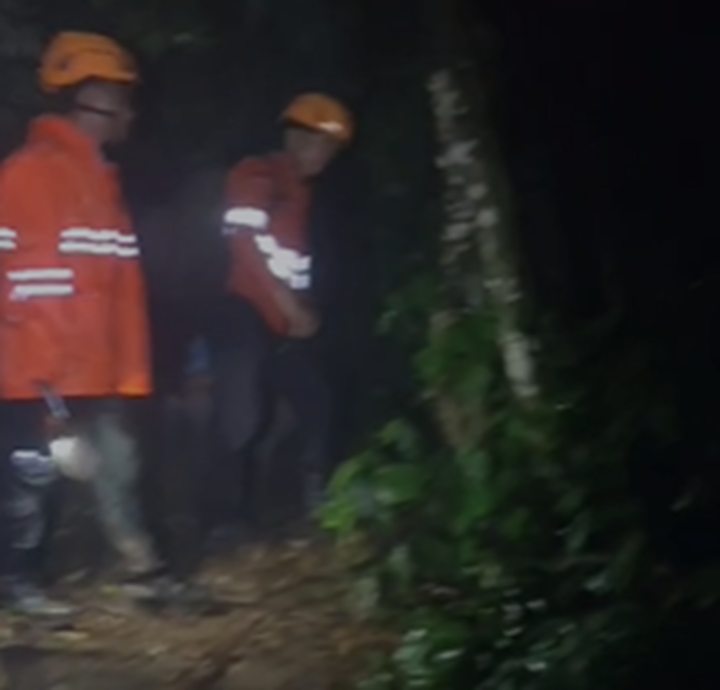 SAMPAI MALAM: Pencarian pendaki hilang di Gunung Saeng Bondowoso terus dilakukan. Tim pun berjibaku dengan hujan dan kabut tebal.
