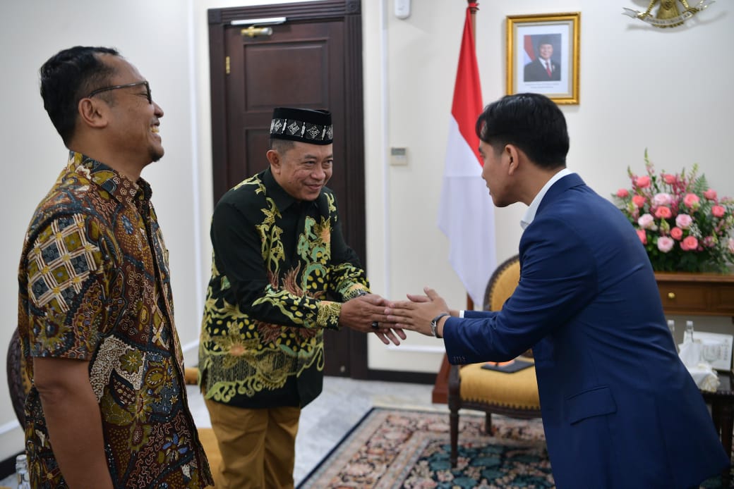 JALIN SILATURRAHMI: Bupati Bondowoso Abdul Hamid Wahid saat jabat tangan dengan Wakil Presiden RI, Gibran Rakabuming Raka