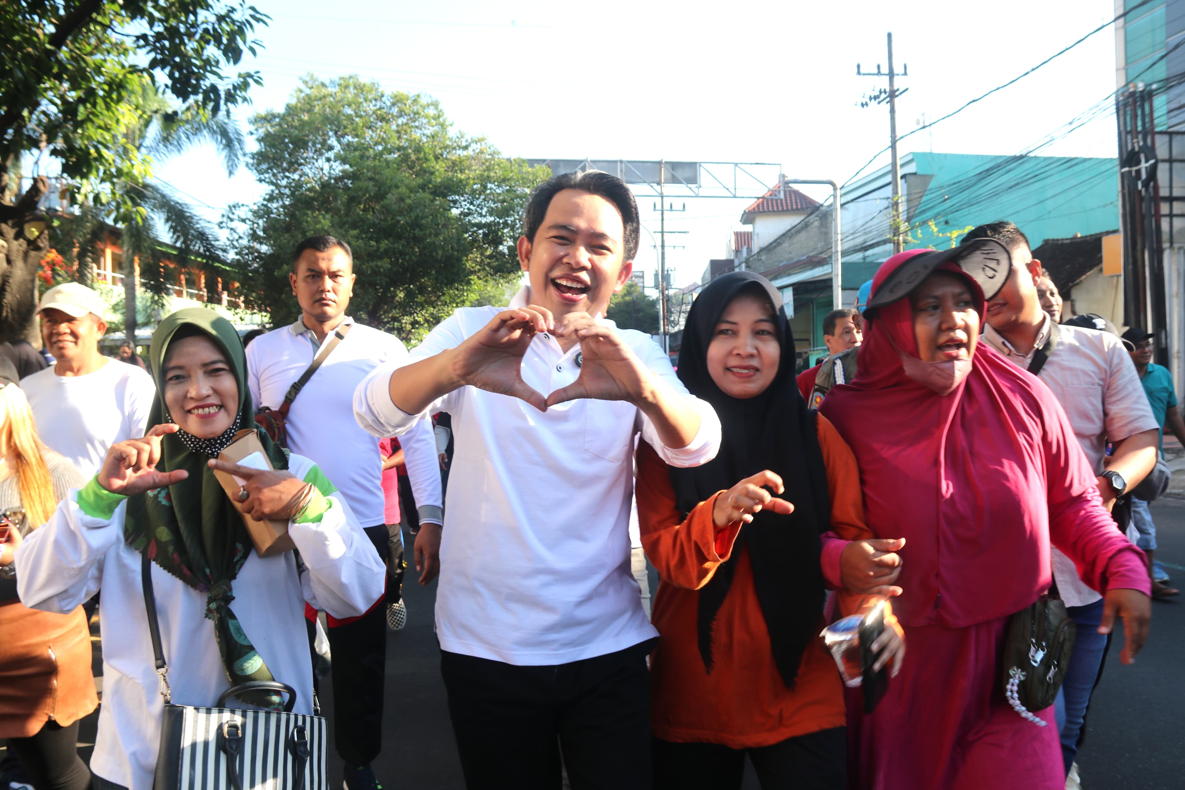 Bupati Jember Gus Fawait jalan sehat bersama para buruh dan masyarakat. (DISKOMINFO JEMBER)