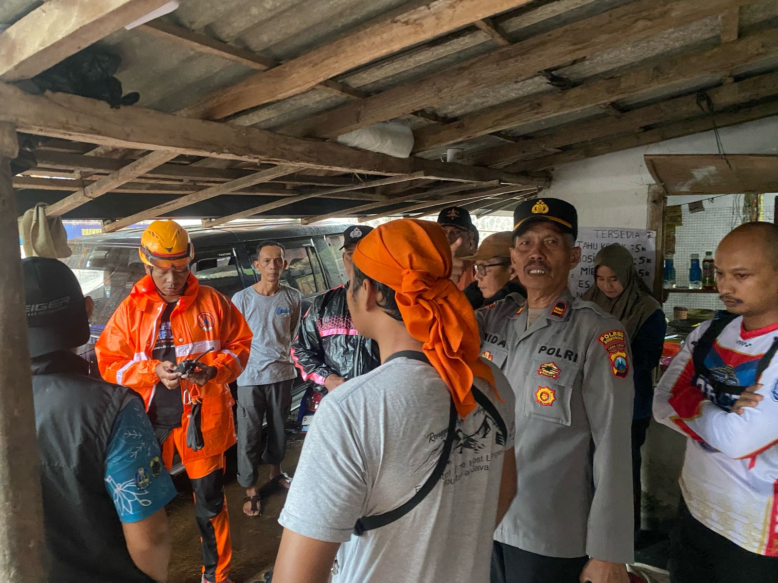 LAKUKAN PENCARIAN: Sejumlah pihak terkait mulai melakukan pencarian salah seorang pendaki di Gunung Saeng.
