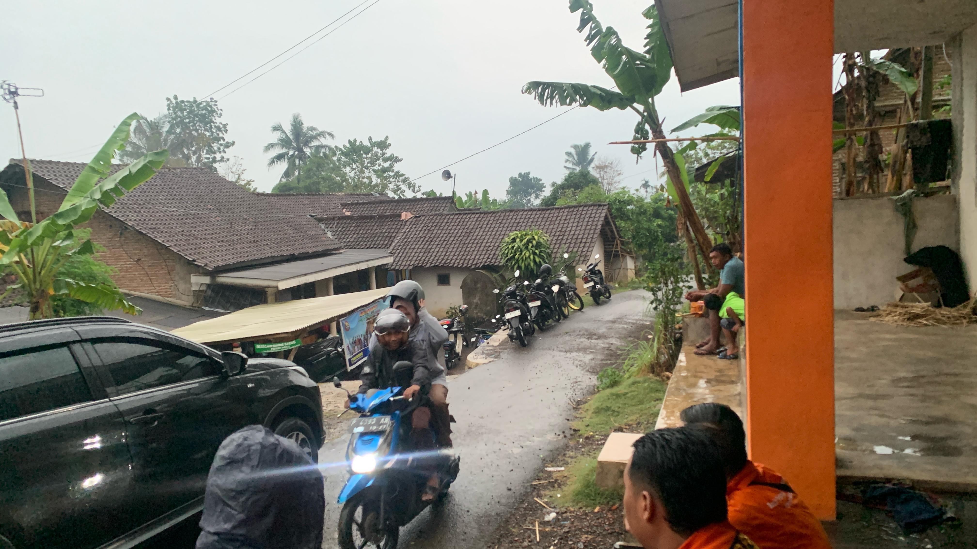 TERUS BERUPAYA: Sejumlah pihak mulai berdatangan ke basecamp pencarian korban pendaki jatuh di Gunung Saeng. (ILHAM/RJ)