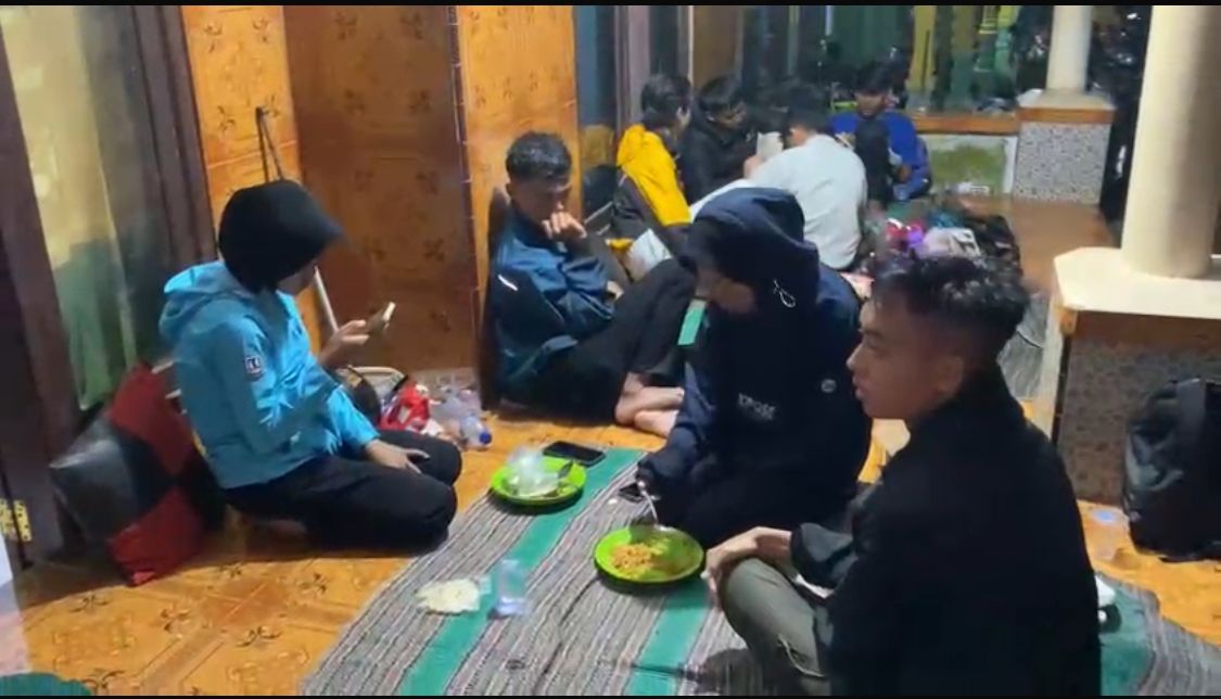 TUNGGU KABAR BAIK: Rekan-rekan dari korban Baim, yang menunggu di basecamp pencarian. (ILHAM/RJ)