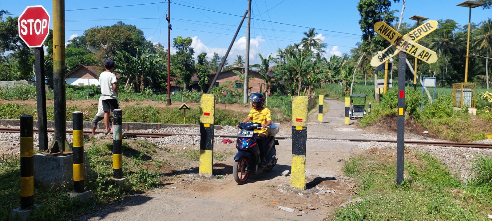 DIPASANG PORTAL: Setelah terjadi kecelakaan dump truck tertabrak Kereta Api (KA) Ijen Express, lintasan tanpa palang pintu dipasang portal pada Rabu (30/4) sore kemarin. (JUMAI/RJ)