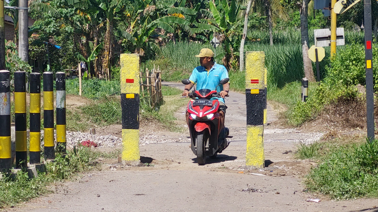 DIPASANG PORTAL: Setelah terjadi kecelakaan dump truck tertabrak Kereta Api (KA) Ijen Express, lintasan tanpa palang pintu dipasang portal pada Rabu (30/4) sore kemarin. (JUMAI/RJ)