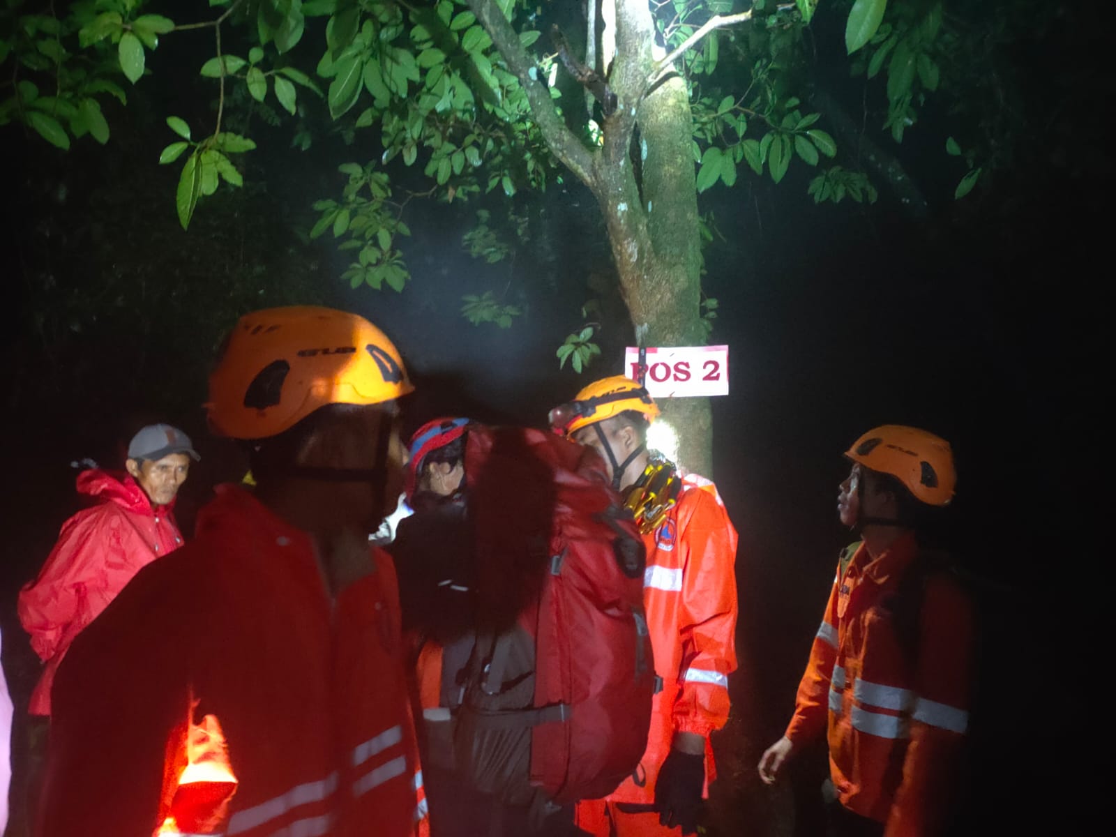 HUJAN-HUJAN: Tim pencari pendaki hilang di Gunung Saeng yang terus berupaya mencari korban.
