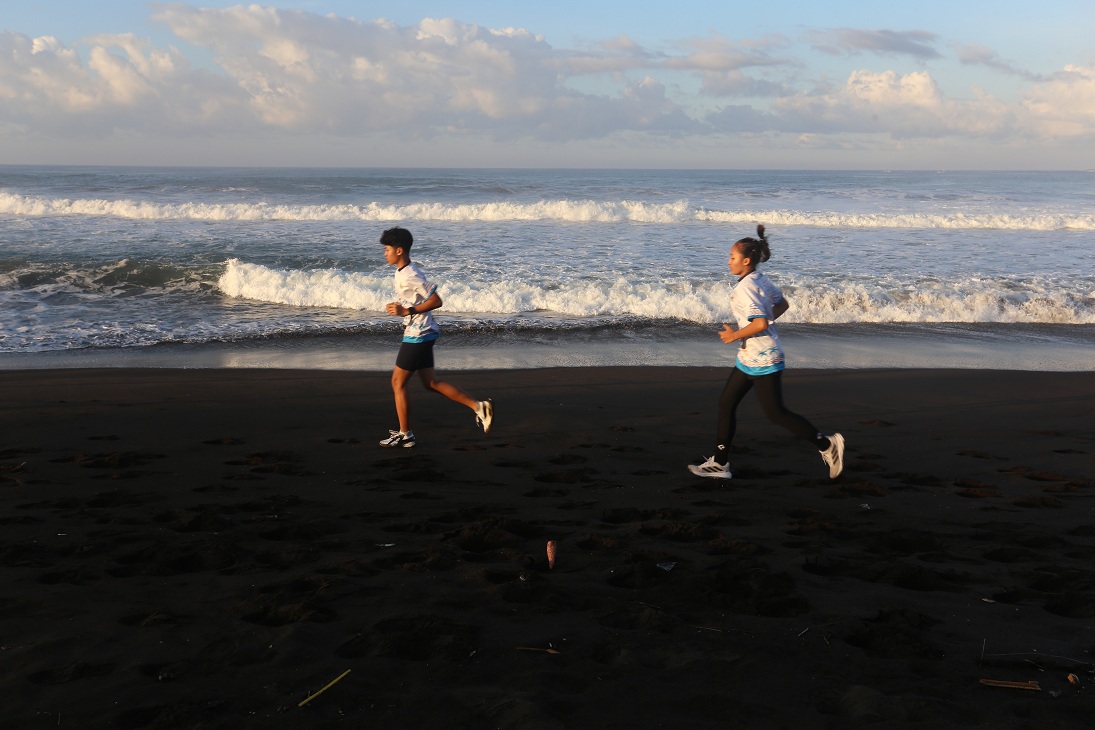 DESTINASI UNGGULAN: Peserta Beach Run di Pantai Watu Ulo, Ambulu, yang menjadi salah satu destinasi wisata unggulan Jember.
