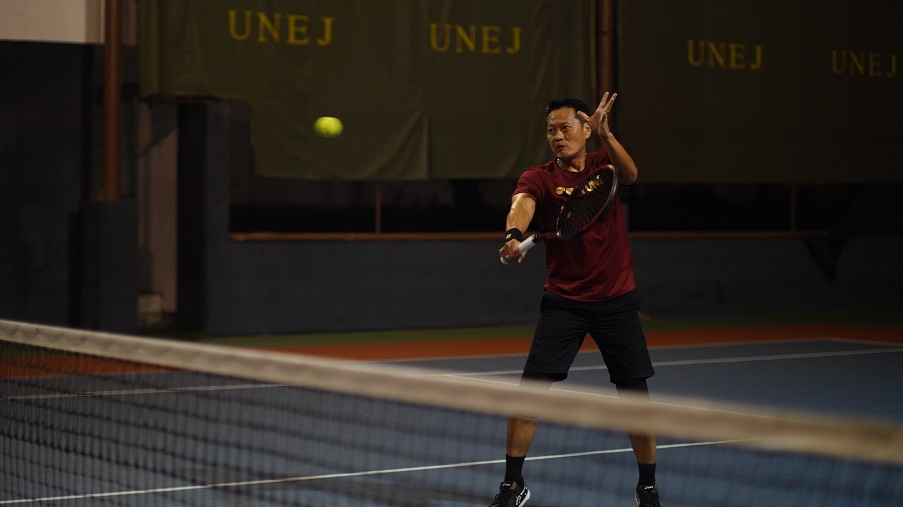 TETAP BUGAR: Petenis veteran berlatih di Lapangan Tenis Unej. Pada 23 Mei nanti ada kompetisi tenis three on three yang digelar Baveti Jember. (YULIO FA/RADAR JEMBER)