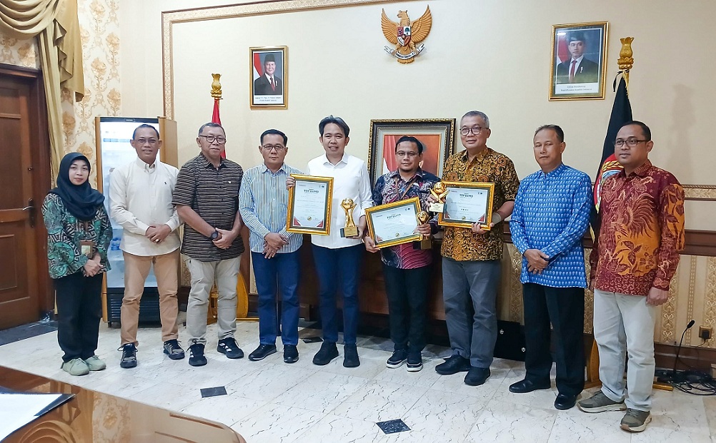APRESIASI: Gus Fawait bersama direksi Perumda Kahyangan, dan beberapa kepala OPD, saat usai menerima penghargaan yang diperoleh salah satu BUMD Pemkab Jember, kemarin (1/5). (DISKOMINFO JEMBER)