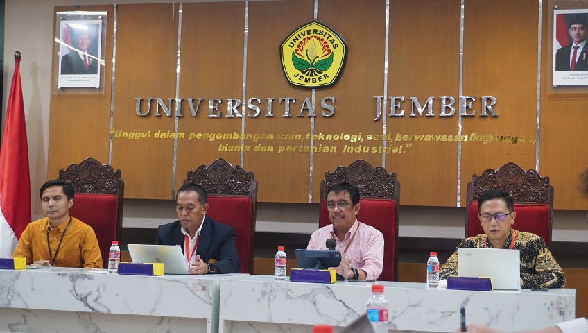 (Dari kiri) Kepala UPA Teknologi dan Komunikasi Unej Prof Bayu Taruna Widjaja Putra, Wakil Rektor Unej Dr Fendi Setiawan, dan Prof Slamin saat berikan keterangan terkait kecurangan UTBK