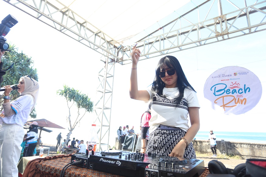 DJ Mareth saat beraksi di atas panggung beach party di Pantai Watu Ulo, Jember. (YULIO FA/RADAR JEMBER)