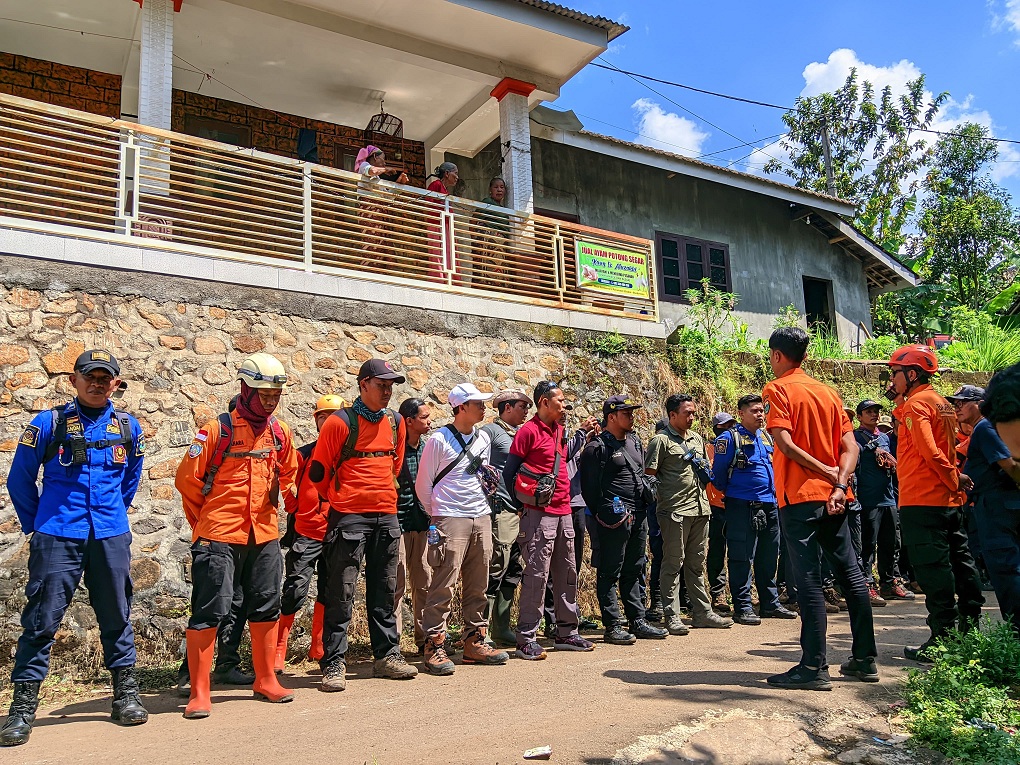 BASECAMP: Tim SAR gabungan bergegas melakukan pencarian setelah mendapat kabar siswa hilang di Gunung Saeng, Desa Sumberwaru, Kecamatan Binakal, Bondowoso, kemarin. (ILHAM WAHYUDI/RADAR IJEN)