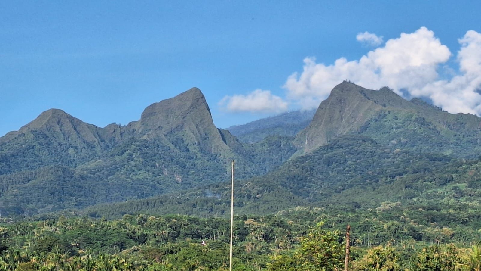 SANGAT CURAM: Gunung Saeng di Kecamatan Binakal tampak dari kejauhan. Medan pendakian dari gunung ini dikenal cukup ekstrem bagi para pendaki.