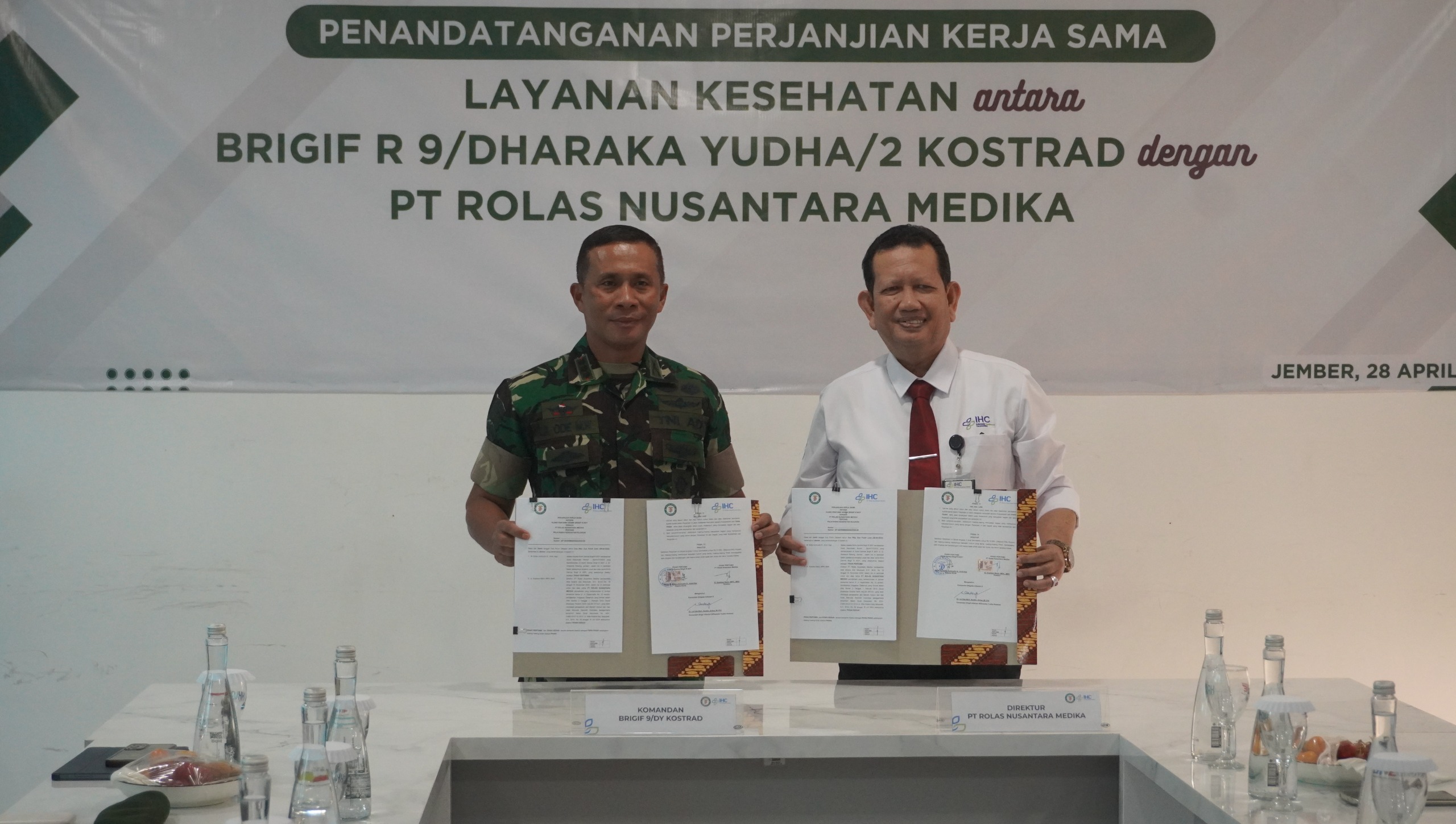 SINERGI: Penandatanganan perjanjian kerja sama layanan kesehatan antara Brigif R 9/Dharaka Yudha/2 Kostrad dengan PT Rolas Nusantara Medika, di Auditorium Klinik Pratama Rolas Medika, Senin (28/4).