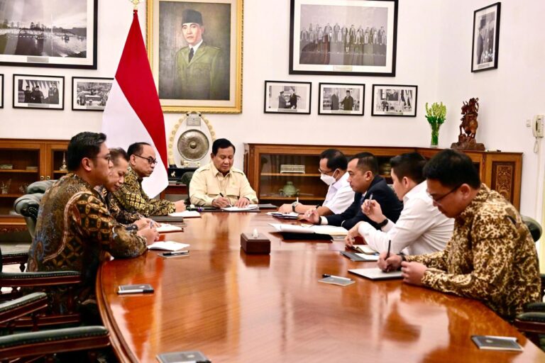 Sejak Maret, April dan awal Mei ini, Presiden Prabowo Subianto gencar membahas Koperasi Merah Putih. Rapat bersama Menteri Kabinet terkait juga kerap dilakukan. (Foto: BPMI Setpres)