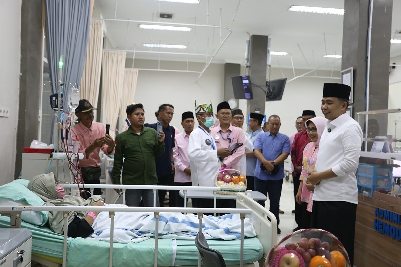 PASTIKAN PELAYANAN PRIMA: Bupati Fawait mengecek langsung pelayanan di RSD Balung, beberapa pekan lalu. (YULIO FA/RADAR JEMBER)