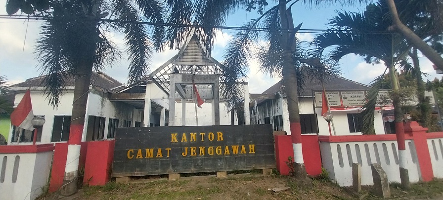 BAGAIMANA INI: Kantor Kecamatan Jenggawah yang ambruk pada tahun 2019 lalu sampai sekarang belum ada tanda-tanda perbaikan. (JUMAI/RADAR JEMBER)