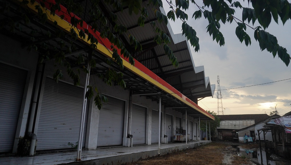 TAK ADA ORANG: Suasana Pasar Petung, Kecamatan Bangsalsari, terlihat sepi, sore kemarin. (YULIO FA/RADAR JEMBER)