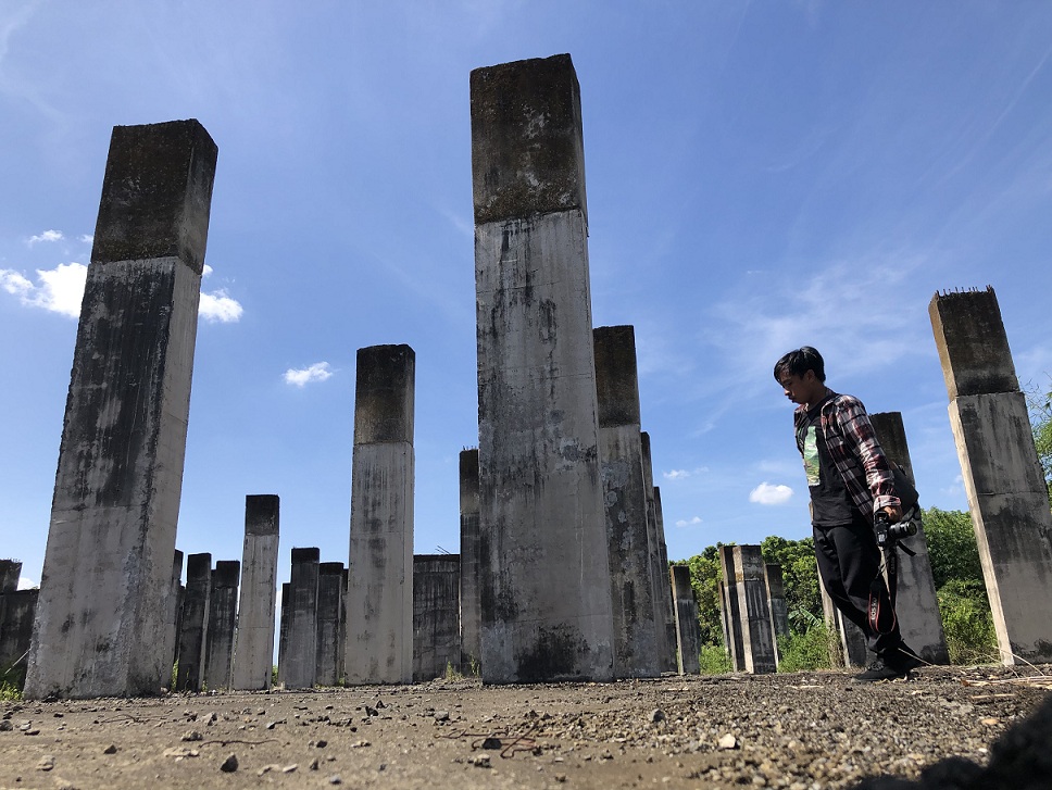 MASUK USULAN: Tiang beton eks rencana bangunan asrama haji di JSG, Ajung, tetap mangkrak. Belakangan, lokasi ini direncanakan diusulkan menjadi lokasi sekolah rakyat (SR). (YULIO FA/RADAR JEMBER)
