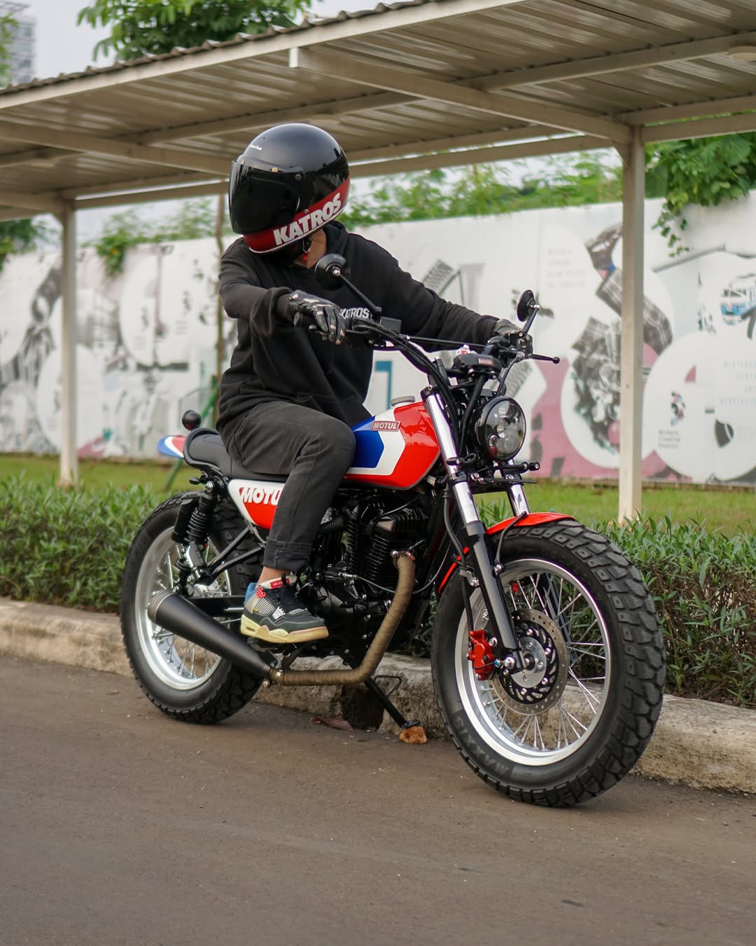 Motor custom bergaya flat tracker. (instagram @katrosgarage)