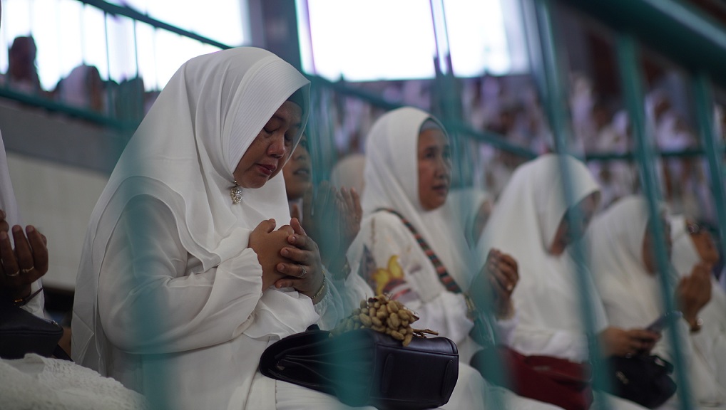KHUSYUK: CJH Kota Suwar-Suwir doa bersama dalam acara pelepasan di GOR PKPSO Kaliwates, Sabtu (3/5/2025). (YULIO FA/RADAR JEMBER)