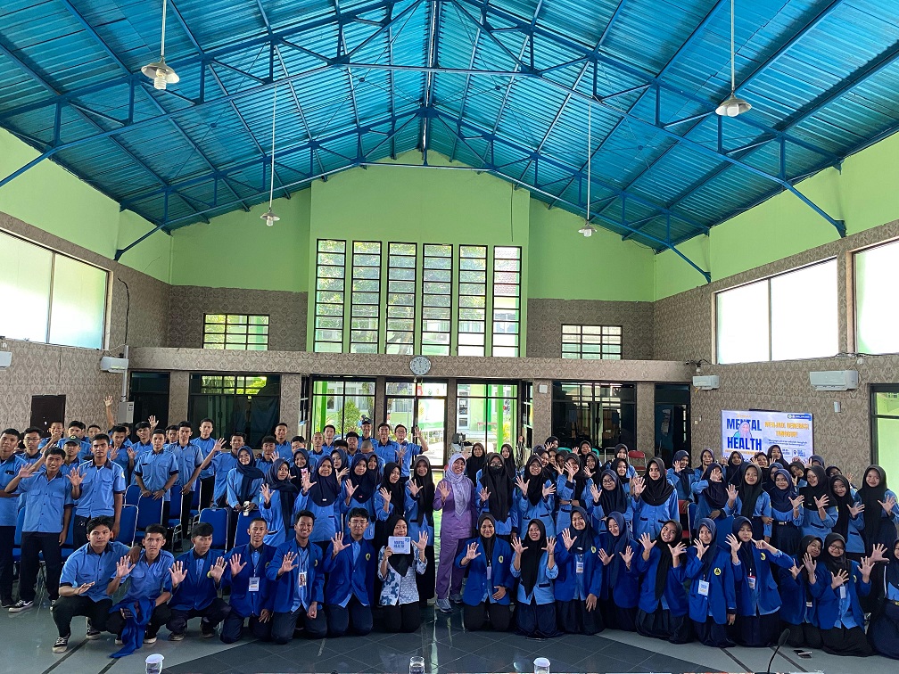 KEBERSAMAAN: Foto bersama nakes RSBS dan OSIS SMKN 5 Jember, setelah memberikan materi tentang mental health. (RSBS JEMBER)