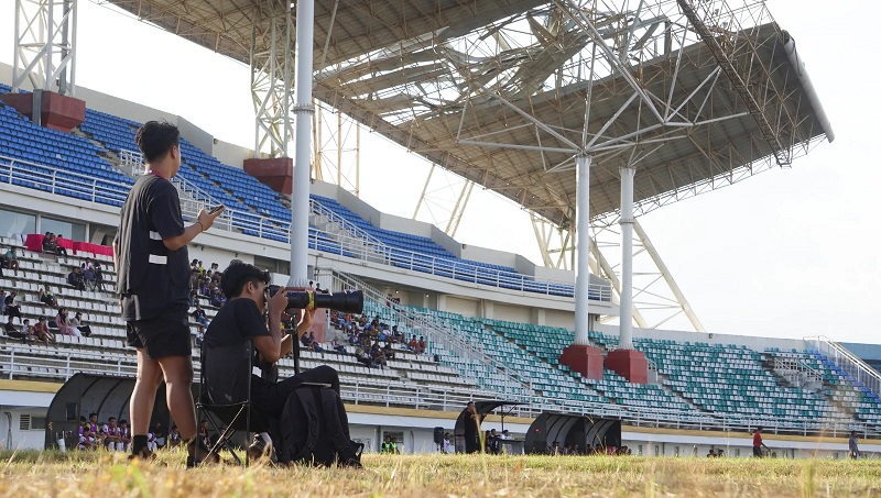 Fotografer abadikan momen pertandingan sepak bola di Stadion JSG. Pemkab Jember terus mengoptimalkan stadion kebanggaan Jember ibi jadi pusat kegiatan olahraga dan masyarakat. (YULIO FA/RADAR JEMBER)