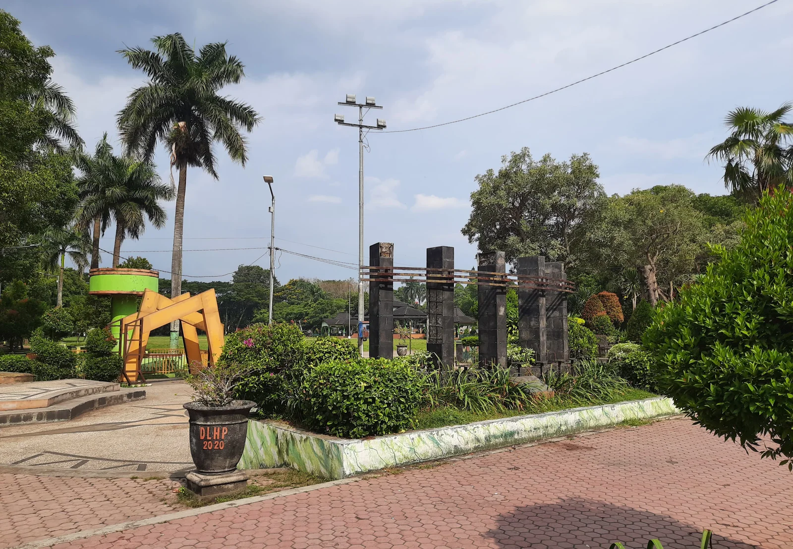 BELUM ADA PLANK: Kondisi Alun-alun Bondowoso yang belum ada plank nama.(FAQIH/RJ)