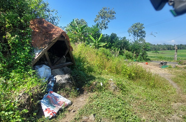LOKASI KEJADIAN: Digumuk bekas galian ini mayat Mr X diremukan meninggal di Dusun Kopang, Desa Slateng, Kecamatan Ledokombo pada Minggu (4/5) pagi pukul 07.30. (JUMAI/RJ)