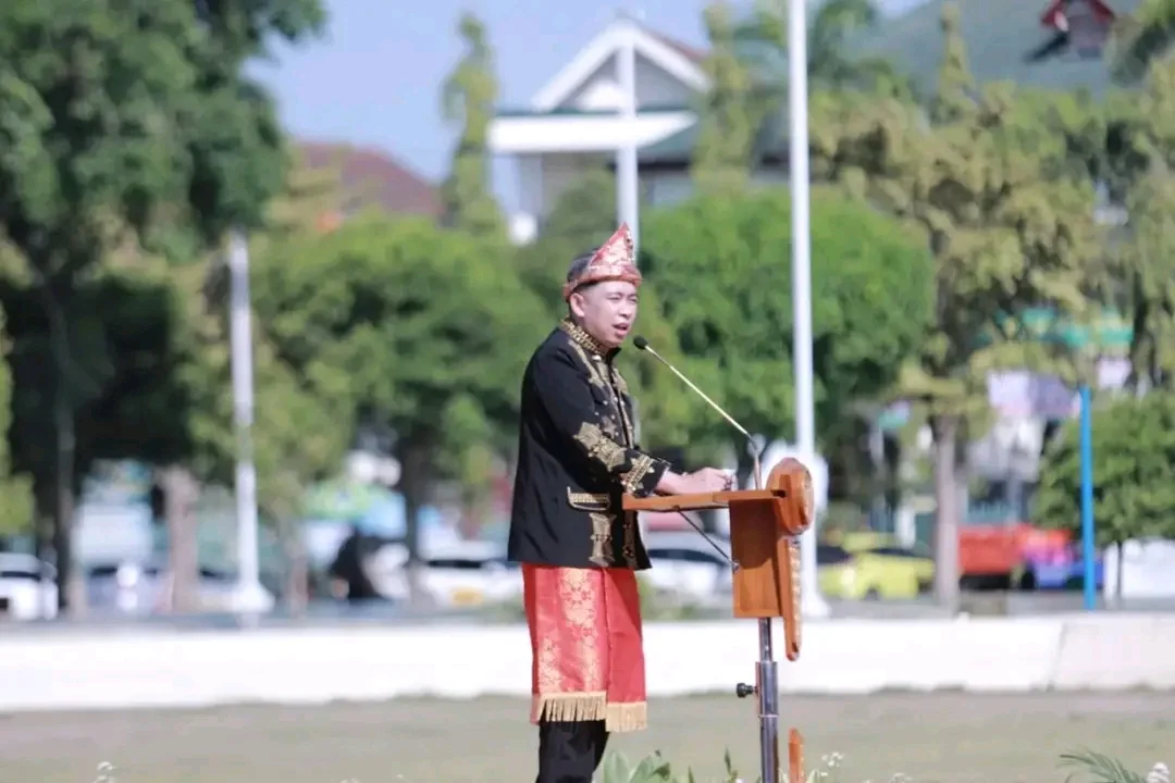 KHIDMAT: Gus Fawait memberikan salam kepada peserta peringatan Hardiknas 2025 dan Hari Otonomi Daerah ke-29 di Alun-Alun Jember (5/5/2025). (DISKOMINFO JEMBER)